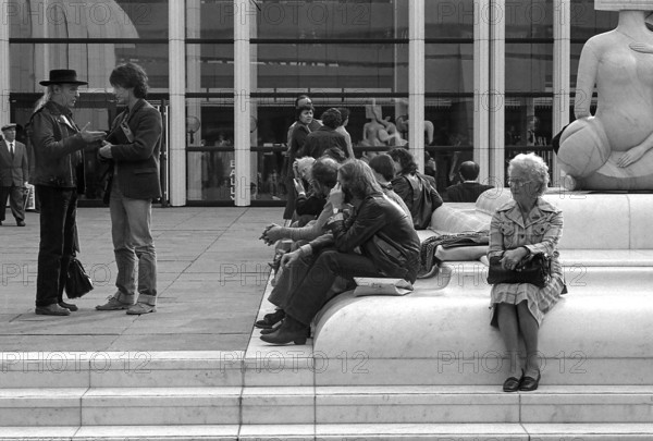 1976, Paris, Rive droite, Les Halles, shopping center.