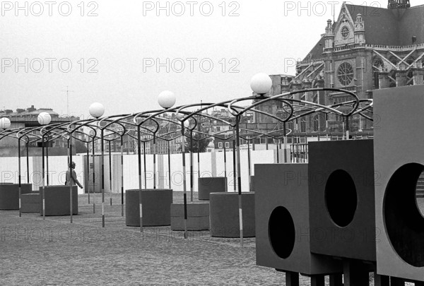 1976, Paris, Rive droite, Les Halles, shopping center.