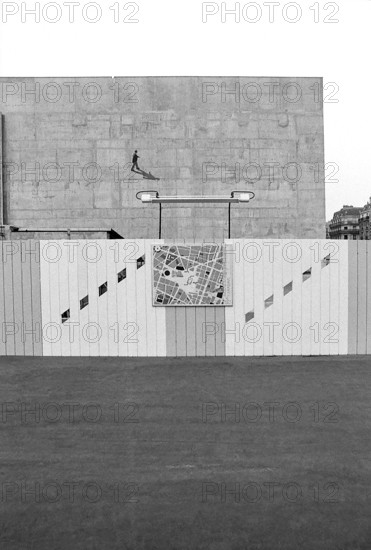 1976, Paris, Rive droite, Les Halles, shopping center.