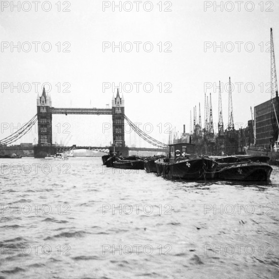1967, London, River Thames, Tower Bridge.