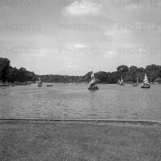 1967, London, Hide Park, sailing boats.