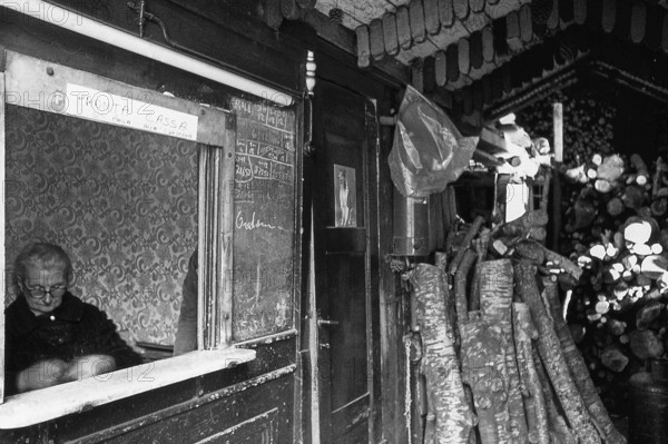 1975, Milan, Navigli wood seller.