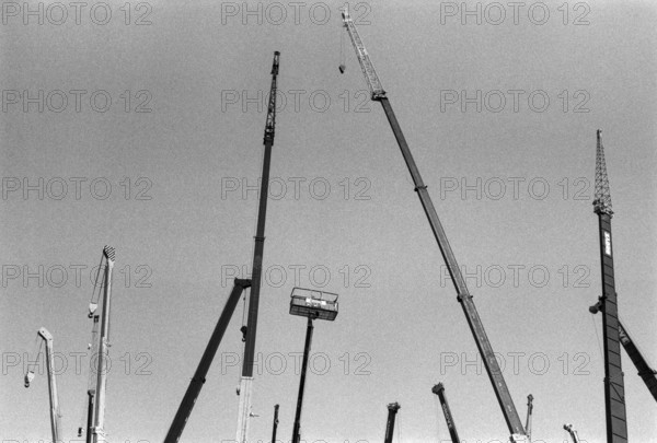 1975, Milan, Duomo, Milan Fair, crane.