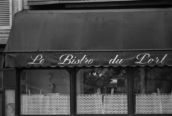 1975, Paris, bolulevard, bistro, bar, cafe. people.