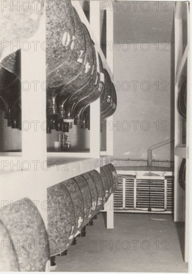 A thermohydro controlled van for the storage of seeds