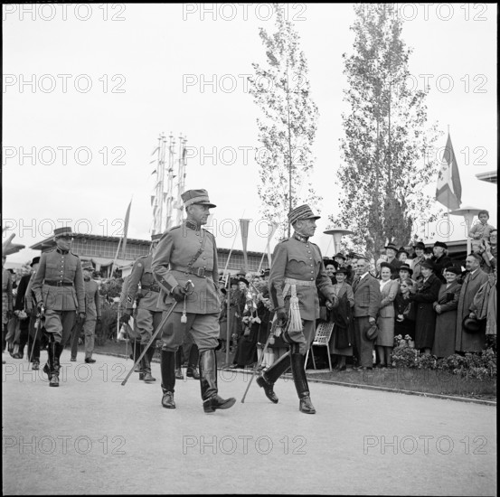 General Henri Guisan visiting the National Fair; 1939.