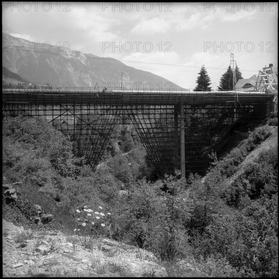 Flims, Stenna bridge under construction, centring, scaffolding; 1959.