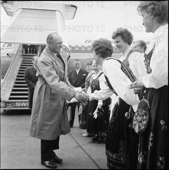 Olav is welcomed by Norwegians living in Switzerland.