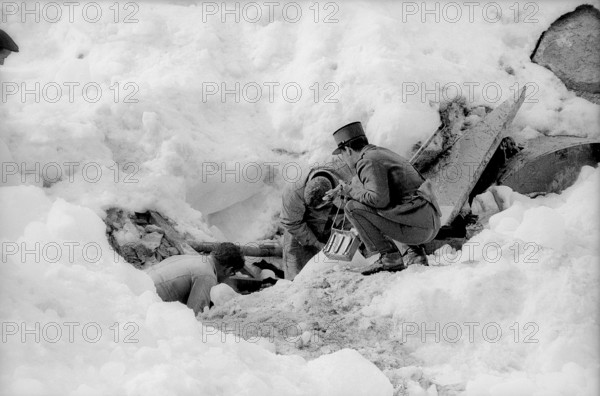 Mattmark glacial ice avalanche; search for missing workers; 1965.