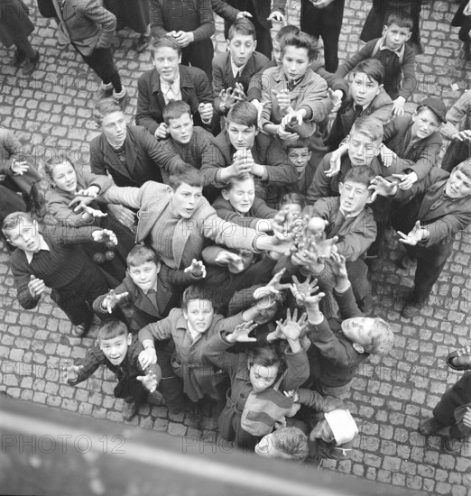 Children catching apples, carnival custom, Schwyz in 1950.