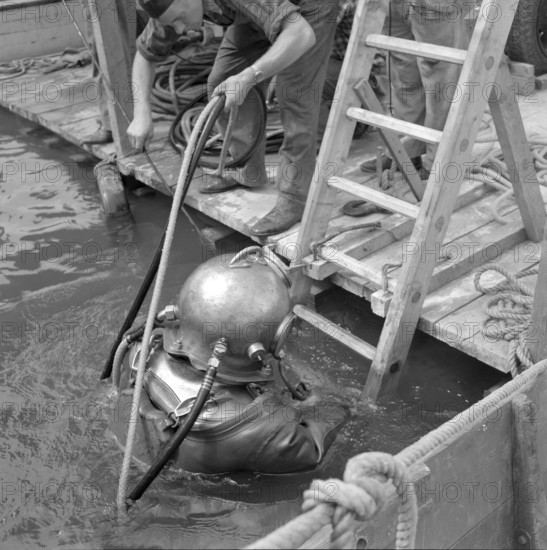 After WW 2: preparation to recovery of a US bomber, Greifensee 1953.