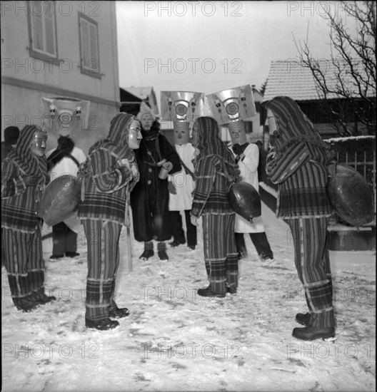 Silvesterchlausen in Staefa, 1944.