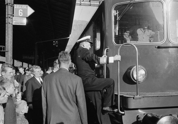King Frederik of Denmark gets into an engine, Brig 1965.