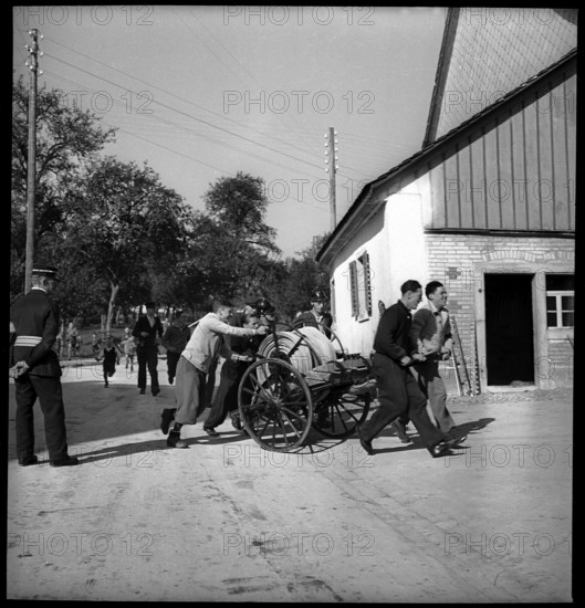Men from the war fire brigade with hose cart, 1939.