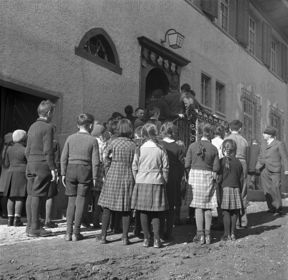 End of the school year in Meiringen, circa in 1943.