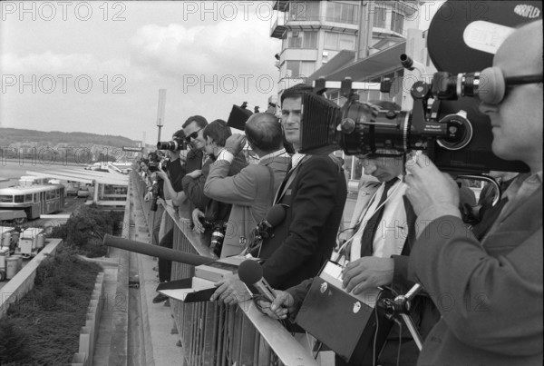Hijacking Nikosia: Arrival of the hostages, Airport Koten 1970.
