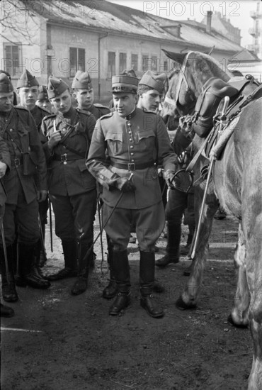 Soldiers, horses; 1940.
