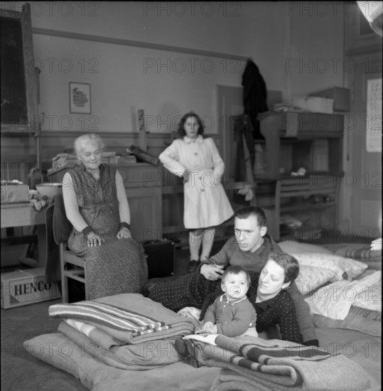 WW 2: bomb airdrop, dropping; Homeless family in emergency accommodation, Schaffhausen 1944.