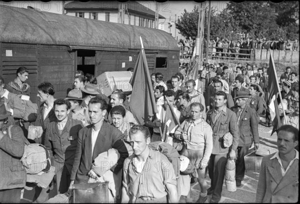 Italian internees before their departure; 1945.