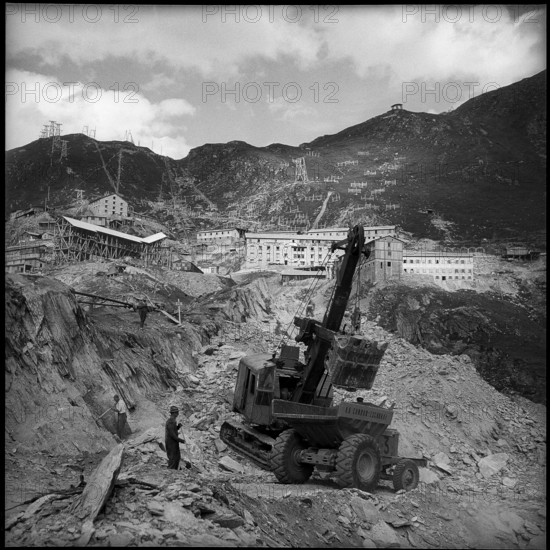 Excavator at the workers' housing estate Oberaar 1950.