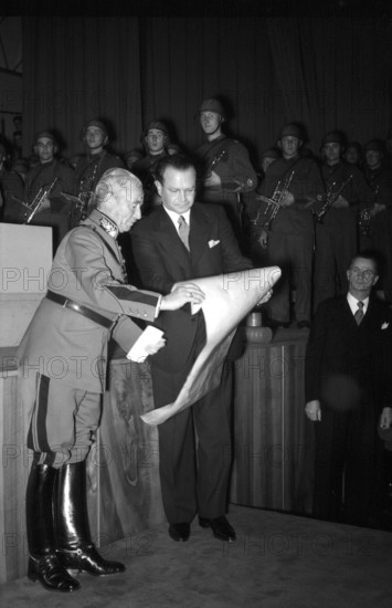 General Guisan visits concert in the Kongresshaus; 1940.