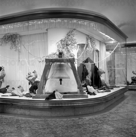 Zurich; Feldpausch fashion store; christmas shop window; 1950.