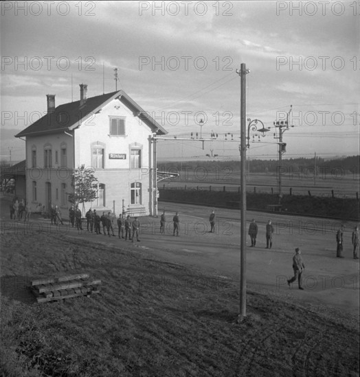 Rumlang railway station; soldiers; 1939.