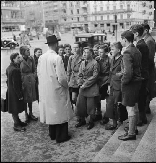 WW 2: farming camp; registration for volunteers, 1942.