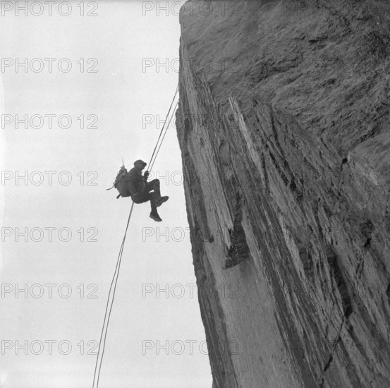 Soldier lowering, Furka 1956.