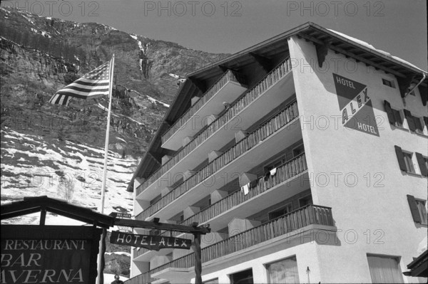 U.S.-Verteidigungs minister Robert McNamara, Skiferien in Zermatt.