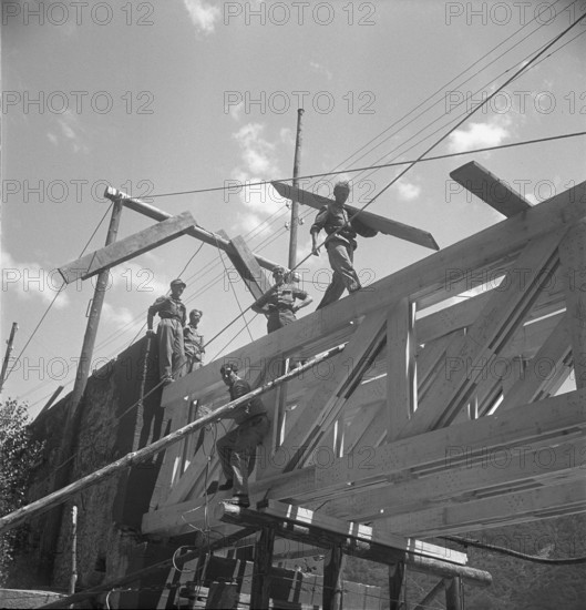 After high water: pioneer troop rebuilding bridge, Lodrino 1948.
