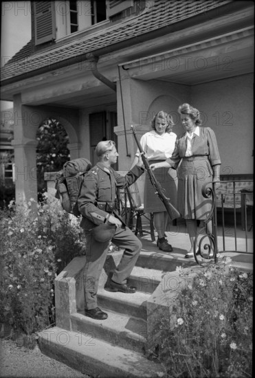 Mobilization report 1947: The conscript says goodbye to his mother/wife.