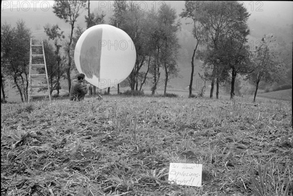 Herbert Distel painting a balloon.