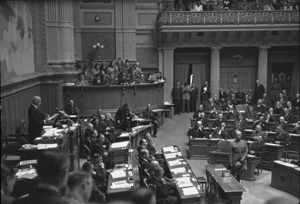 Parliament accepting the generals resignation, Berne 1945.