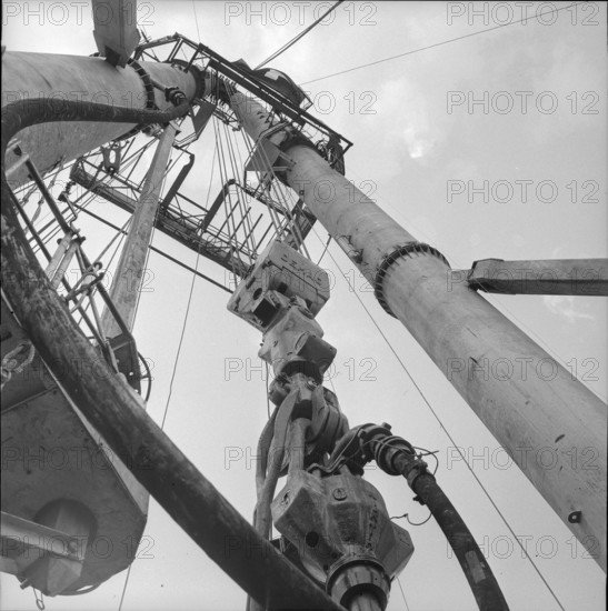 Zumikon, drill, drilling derrick; 1960.