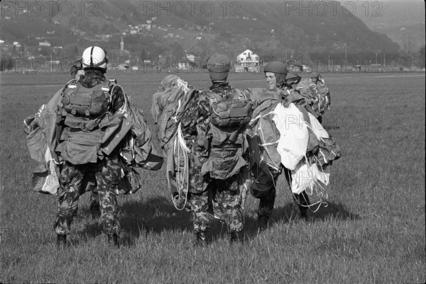 Parachute grenadiers after landing, Losone 1966.