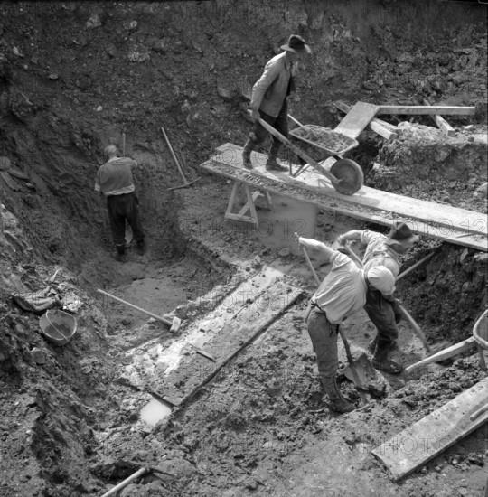 Opencast mining in Phosphate mine;  1943.