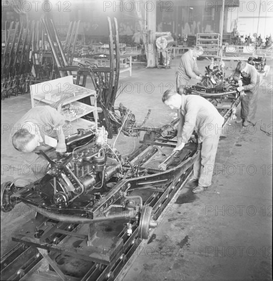 Engine; assembly hangar; General Motors 1946.