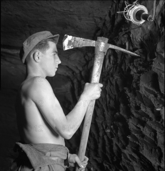 Miner in gallery; Grandson coal mine; 1943.