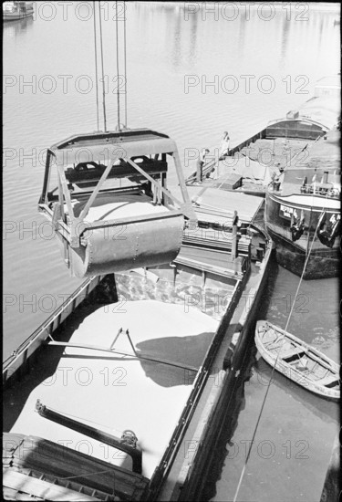 Dispatch of grain; 1944.