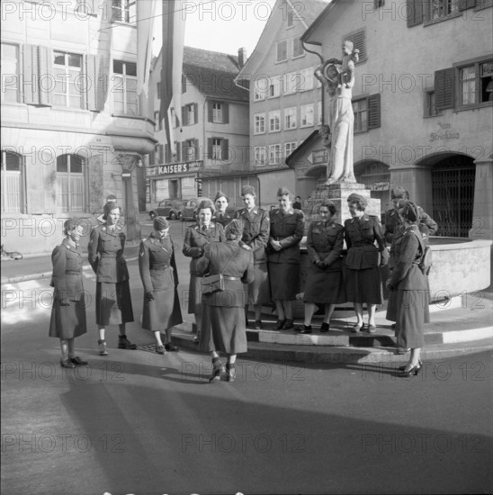 Female soldiers at fountain in Weinfelden 1954.