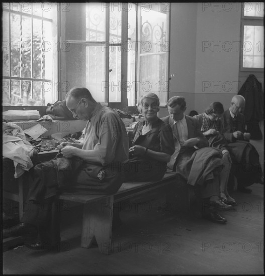 Refugees;  tailoring; 1945.