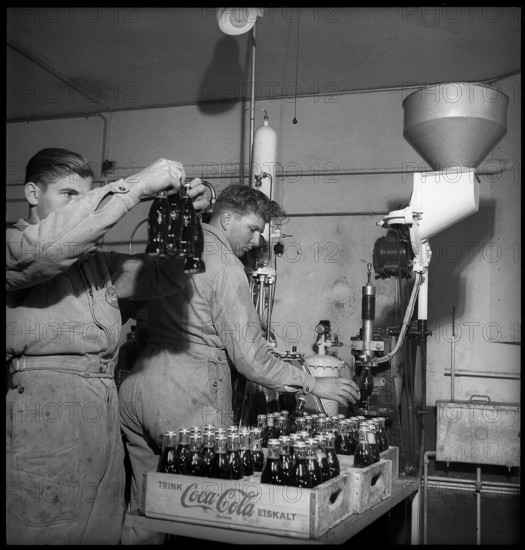 Coca-Cola Berne, workers, bottling plant, bottle, 1949.