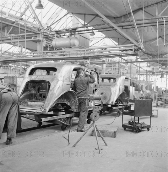 Coachwork; assembly line; assembly hangar; General Motors 1946.