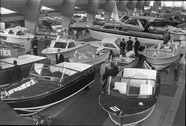 Boat exhibition 1966; exhibition hall.