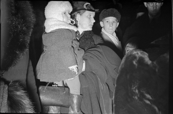 Expatriated Swiss during WW2: arrival at the main station.