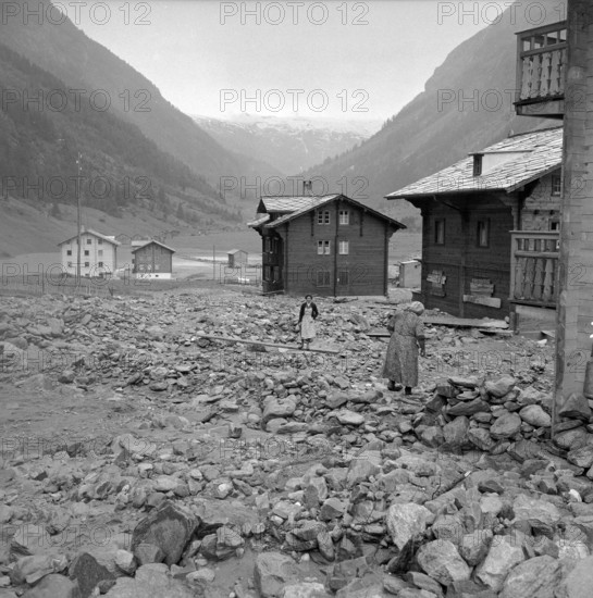 Tasch; women looking at their village devastated by flood; 1957.