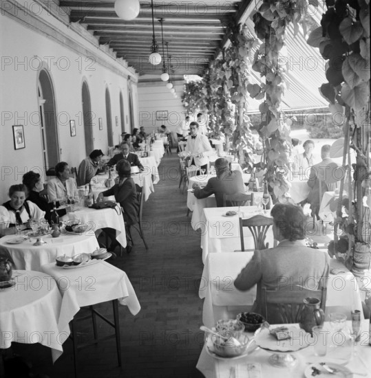 Bad Schinznach, around 1950: People having dinner.