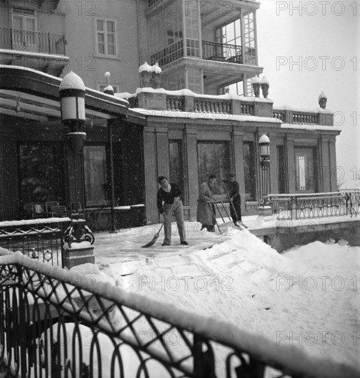 Davos: Clearing snow in front of the Hotel Belvedere; 1949.