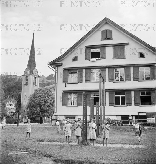 Ebnat-Kappel, children playing during break; 1945.